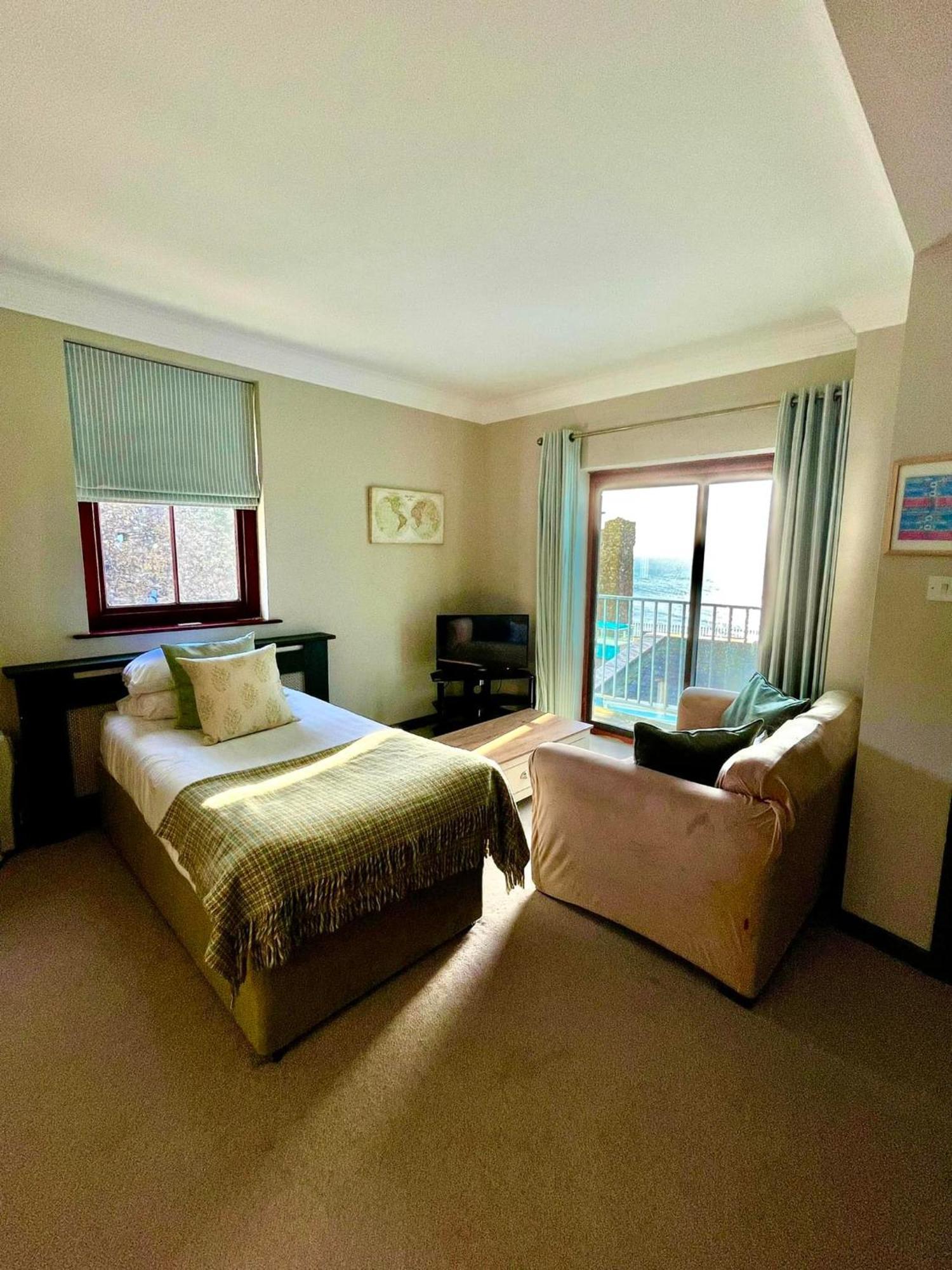 No: 1 The Esplanade Guest Accommodation. Tenby Luaran gambar