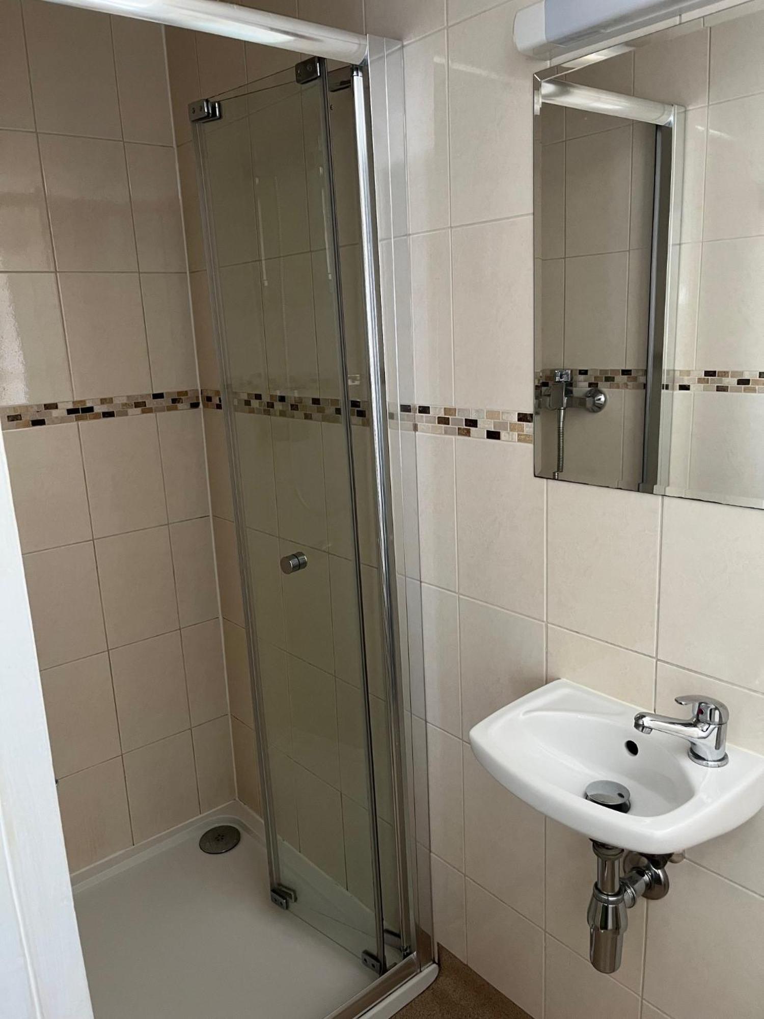 No: 1 The Esplanade Guest Accommodation. Tenby Bilik gambar