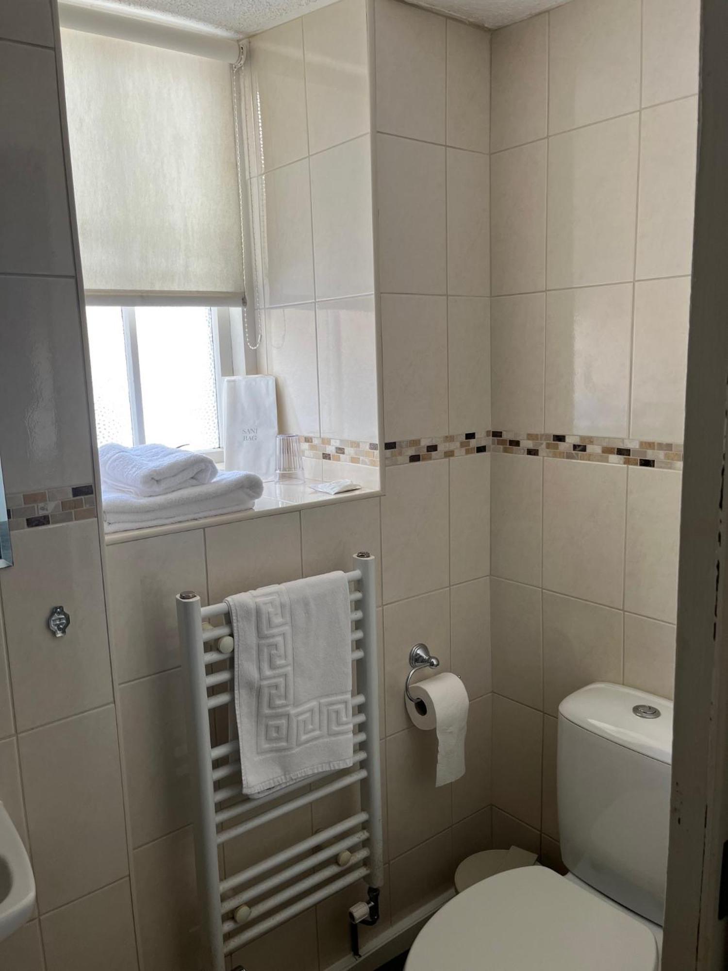 No: 1 The Esplanade Guest Accommodation. Tenby Bilik gambar