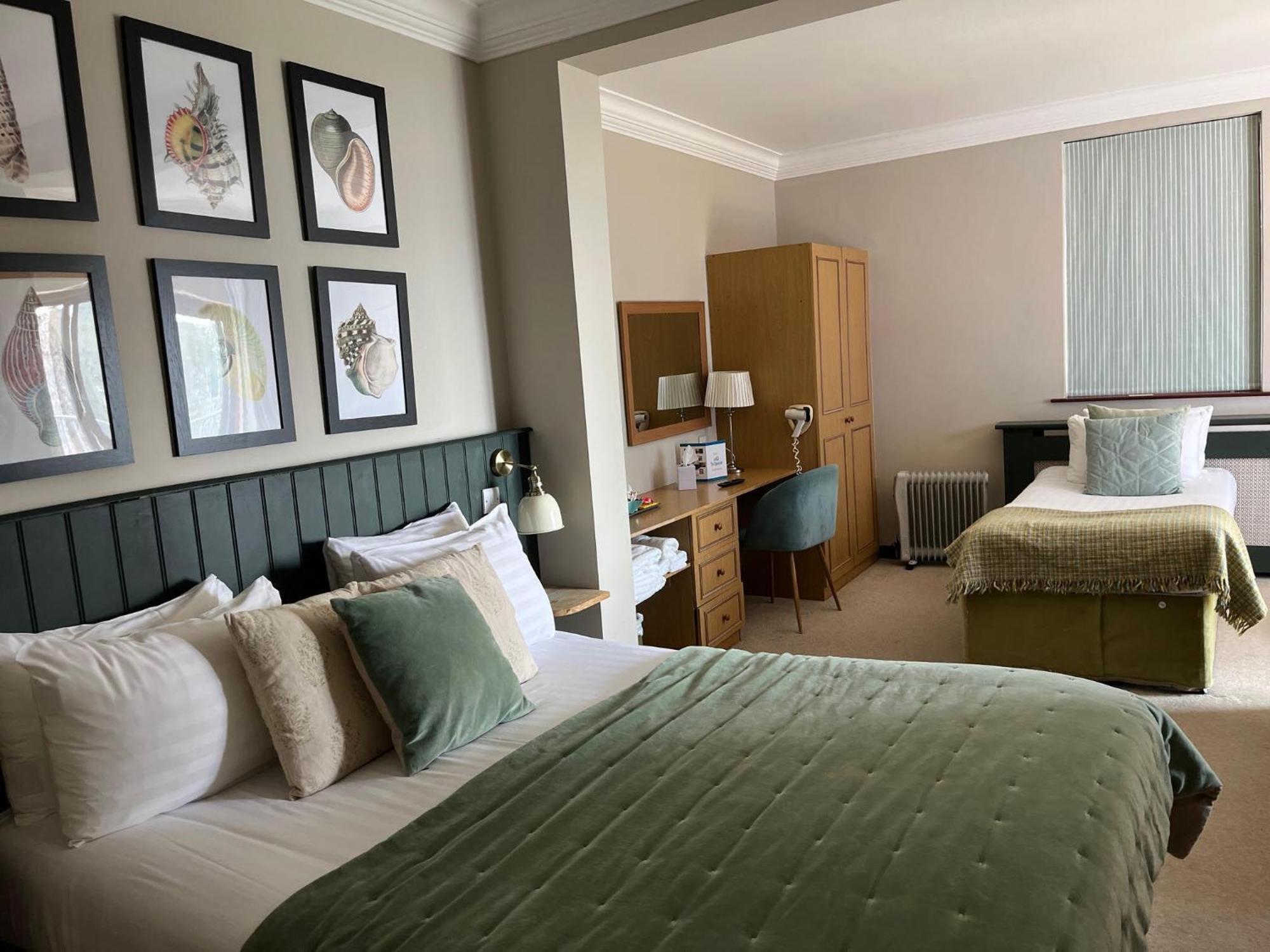 No: 1 The Esplanade Guest Accommodation. Tenby Bilik gambar
